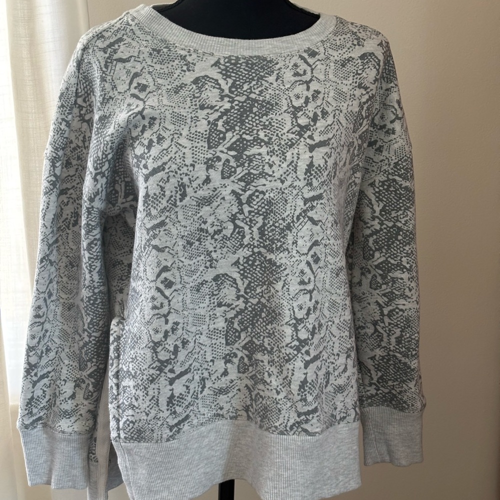 90 Degree By Reflex Gray Sweatshirt. Great to wear with black leggings.